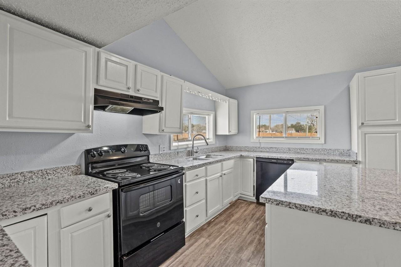 228 Orange St - Photo 6 of 24