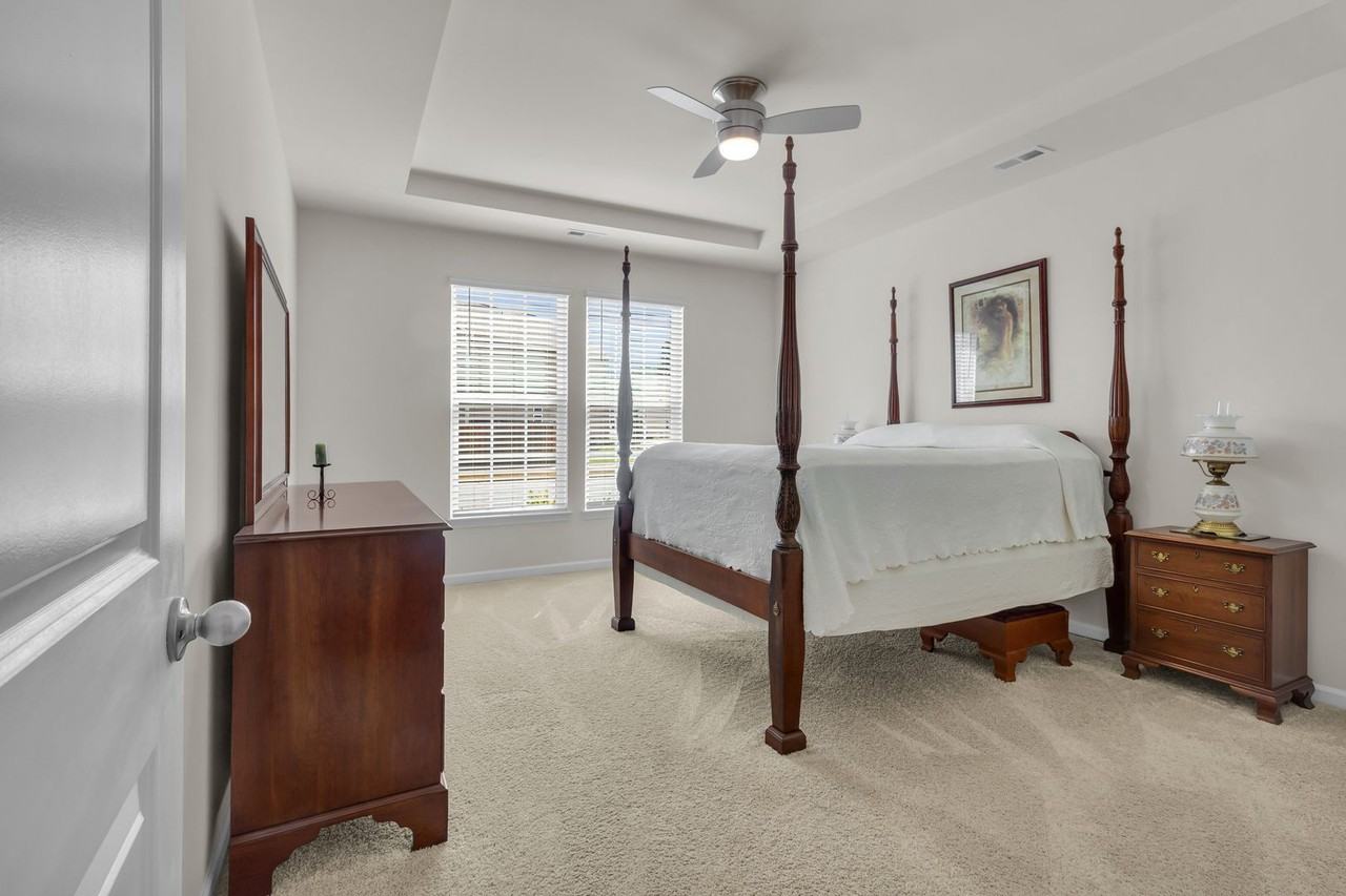 1015 Spivey Cir - Photo 4 of 32