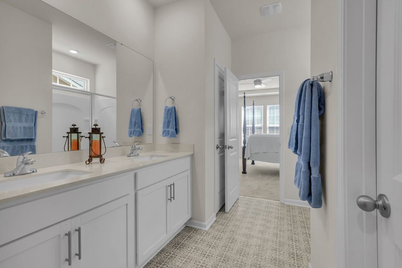 1015 Spivey Cir - Photo 7 of 32