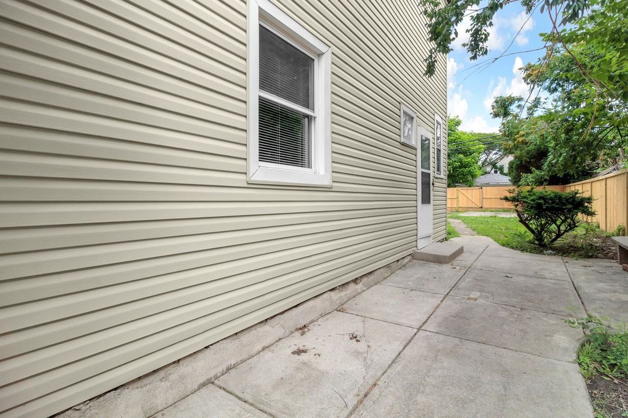 570 Southwood Ave - Photo 5 of 39