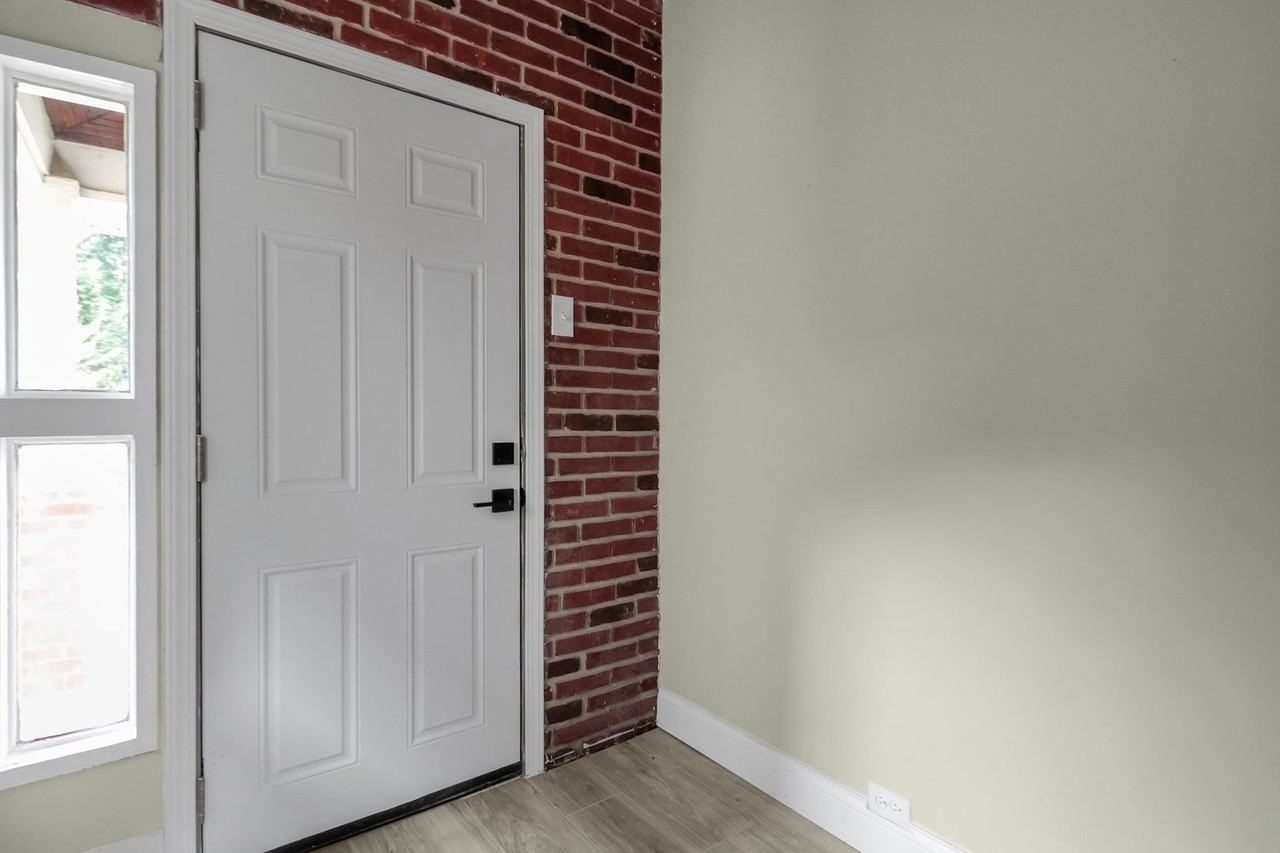 570 Southwood Ave - Photo 7 of 39