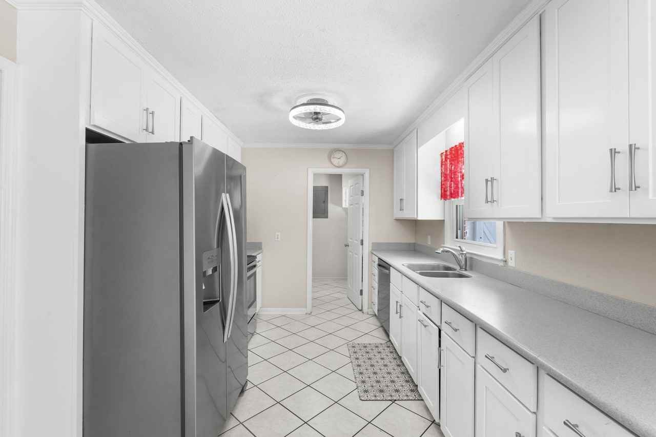 616 Pinewood Dr - Photo 5 of 22