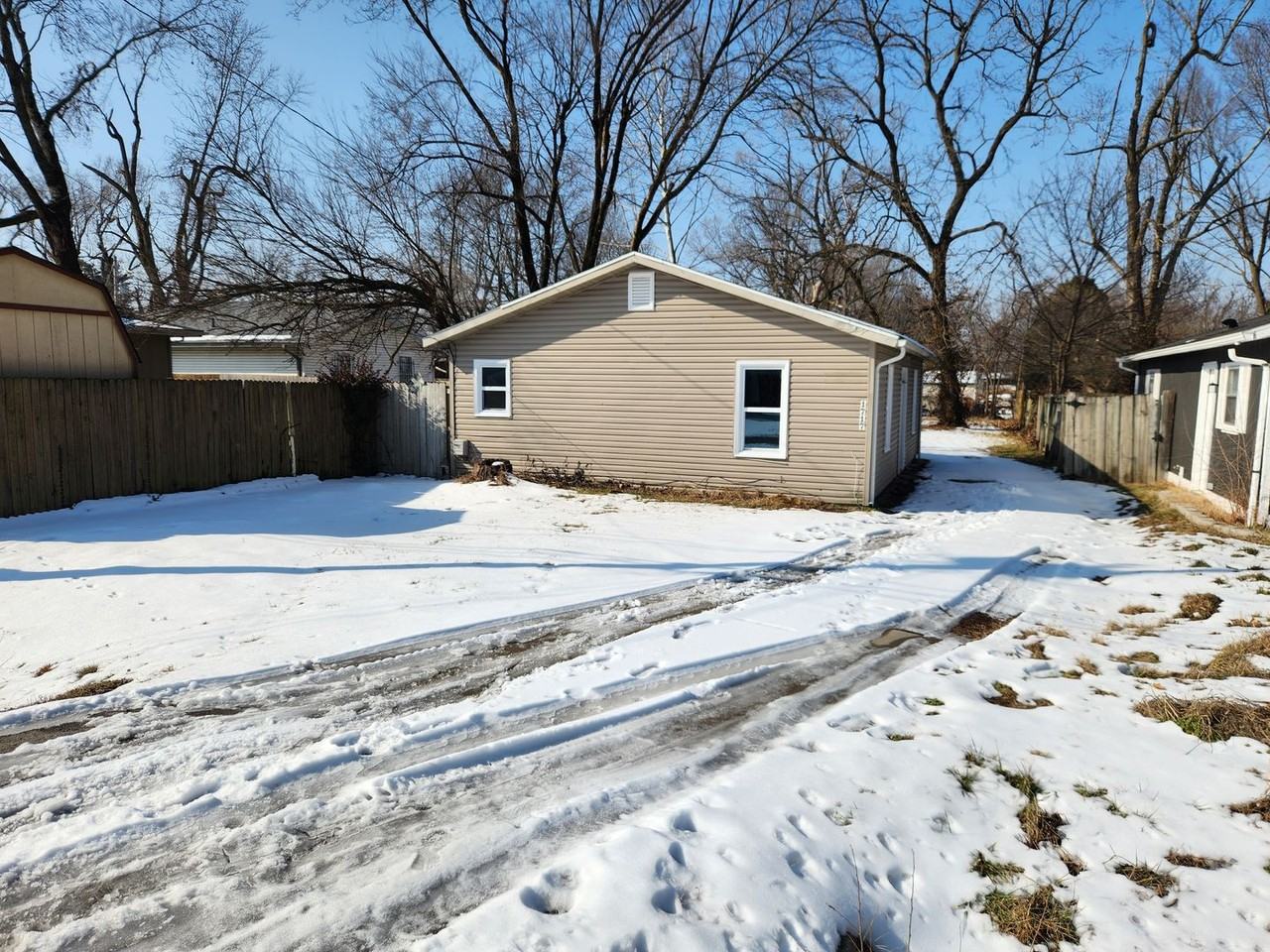 1717 N Hillcrest Ave - Photo 2 of 16