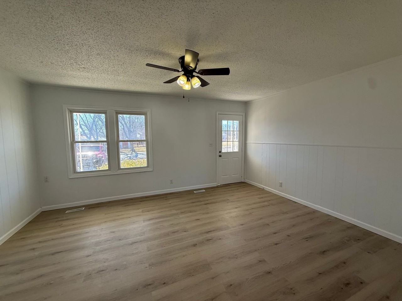 1637 E Blaine St - Photo 2 of 11