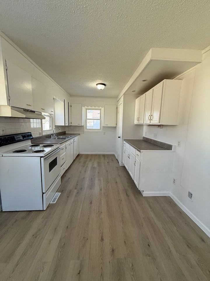 1637 E Blaine St - Photo 4 of 11