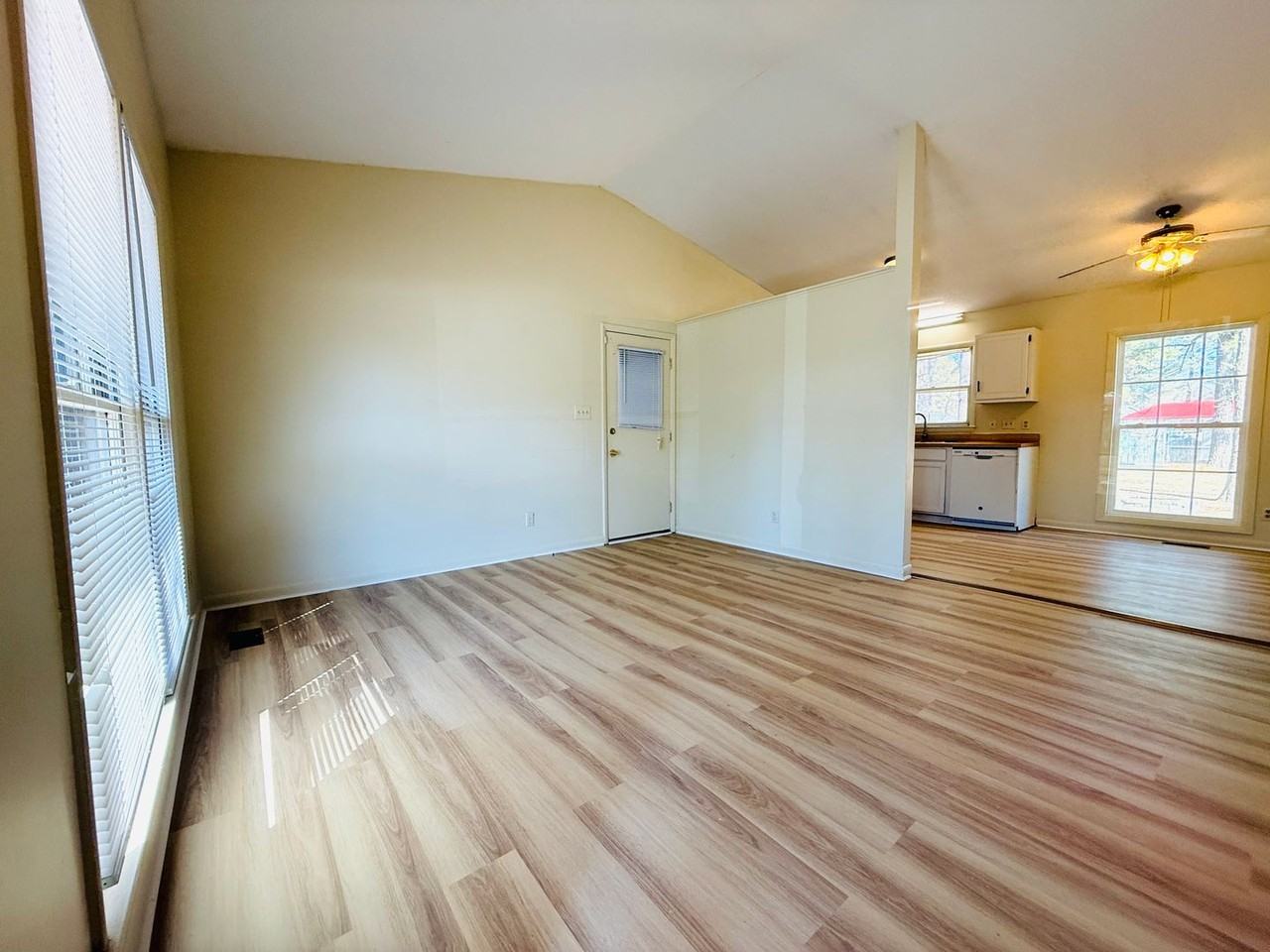 129 Deerfield Dr - Photo 3 of 18