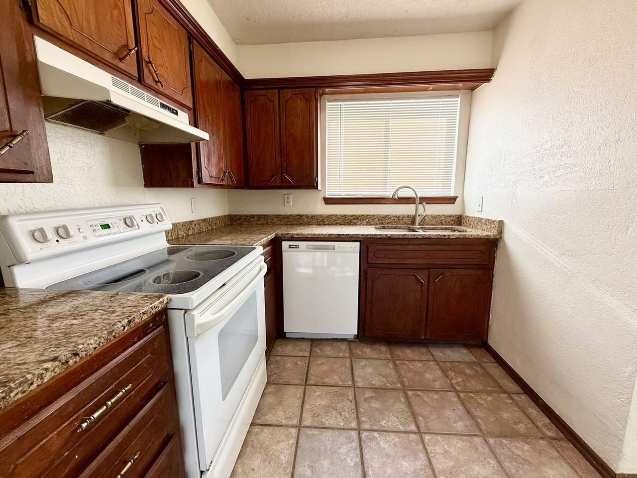 214 Justin Dr - Photo 6 of 21