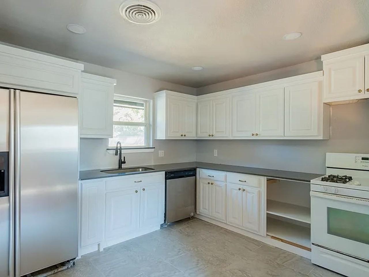 4200 Kenwood Ct - Photo 6 of 25