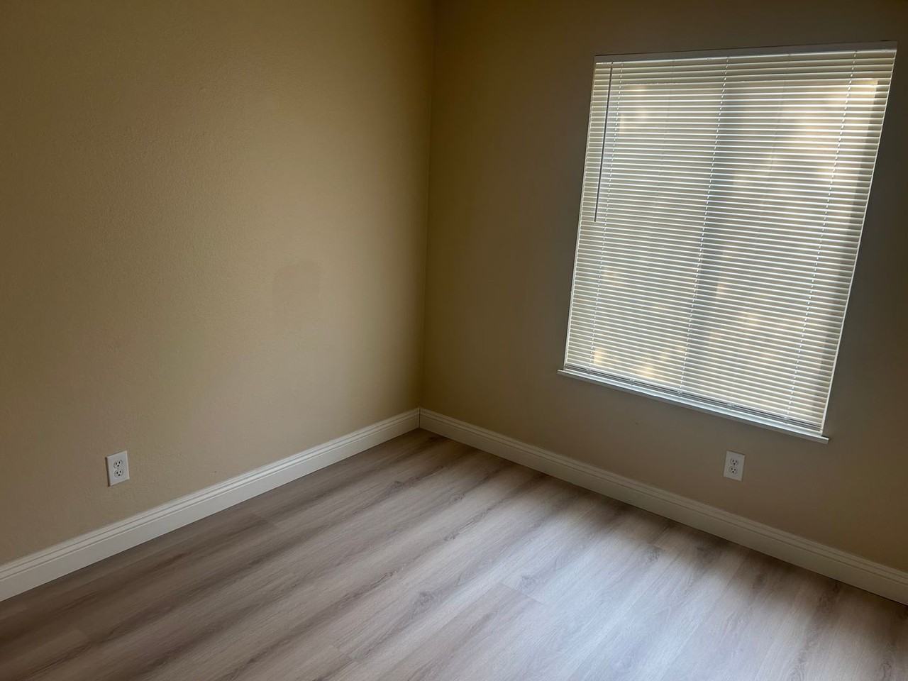 956 N Sandalwood Ave - Photo 4 of 11