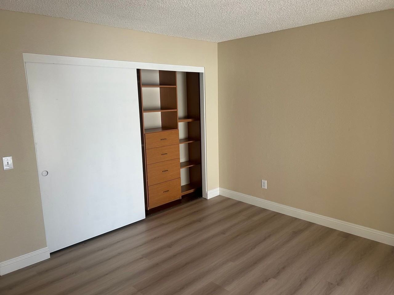 956 N Sandalwood Ave - Photo 6 of 11