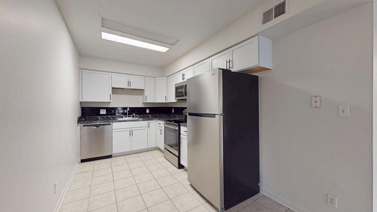 1057 Nw Greenwood St - Photo 2 of 10