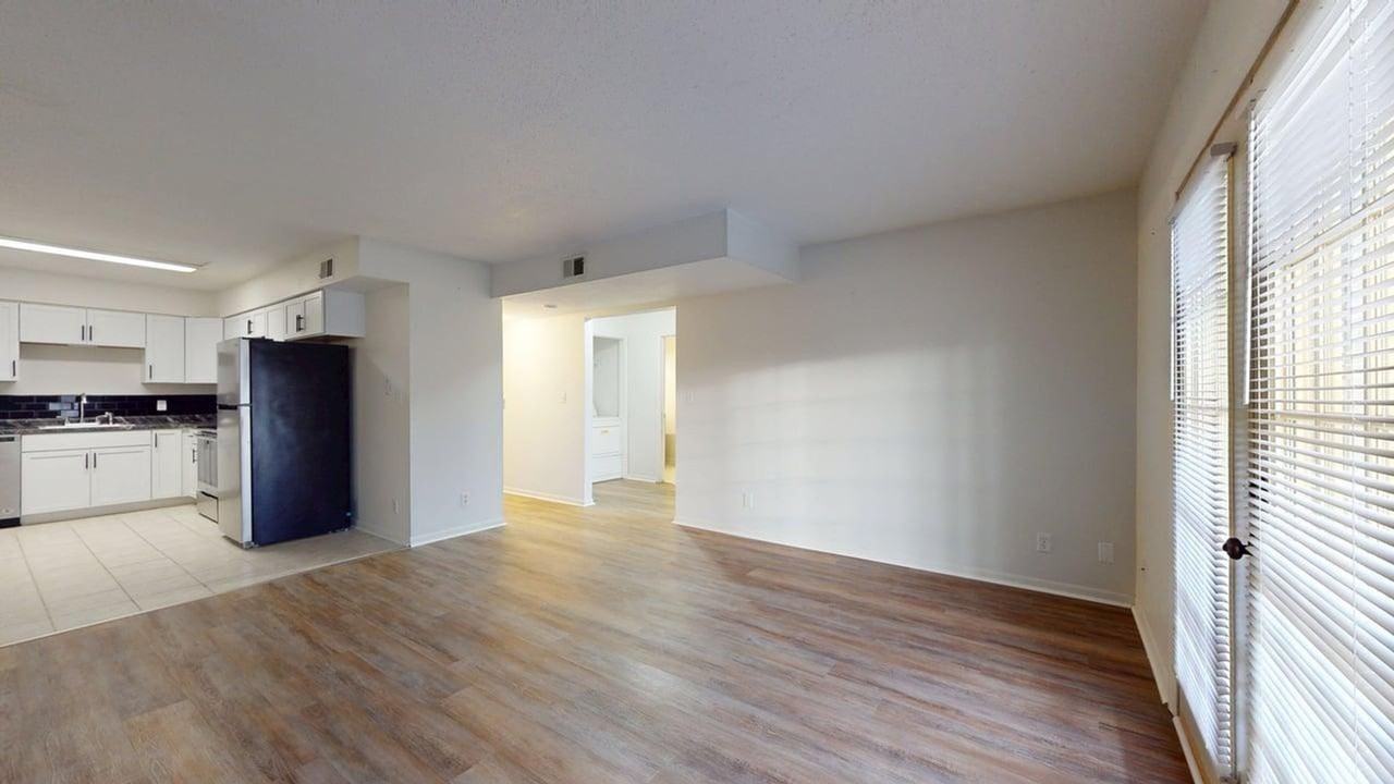 1057 Nw Greenwood St - Photo 4 of 10