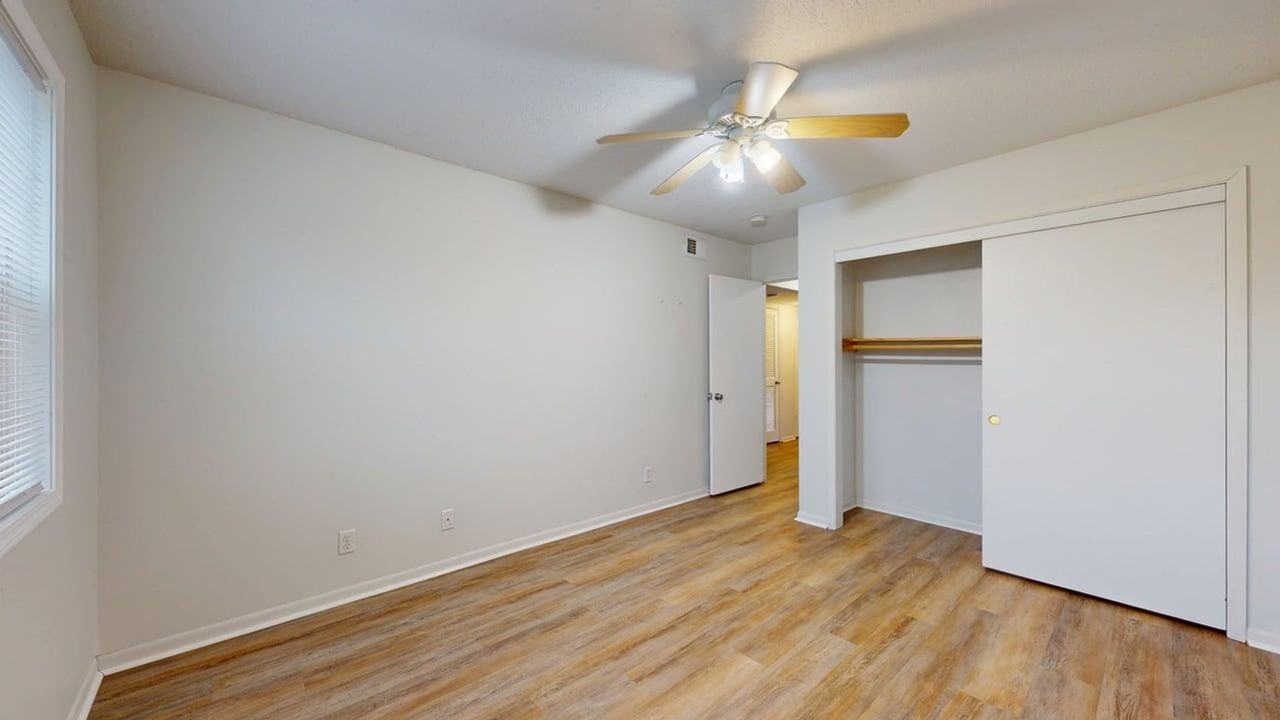 1057 Nw Greenwood St - Photo 5 of 10