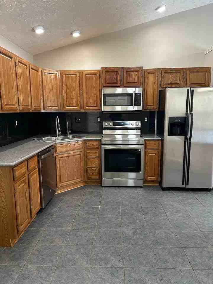 1623 Lionheart Ln - Photo 5 of 20