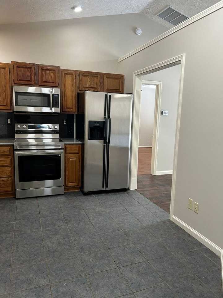 1623 Lionheart Ln - Photo 6 of 20