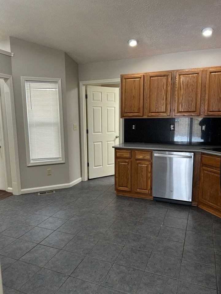 1623 Lionheart Ln - Photo 7 of 20