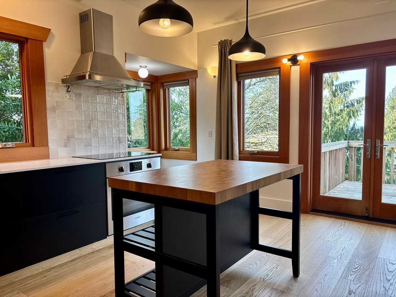 5571 Greenwood Ave N - Photo 3 of 33