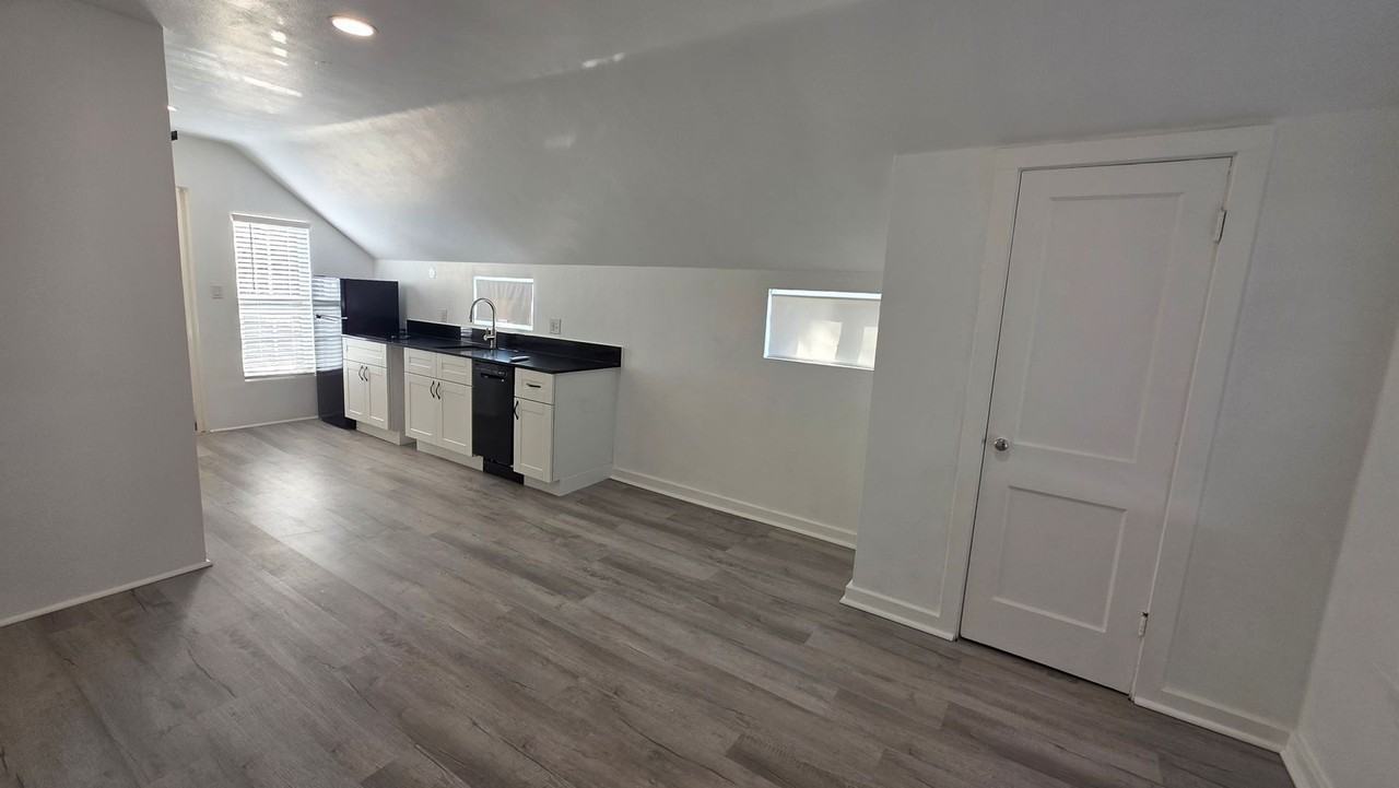 306 1/2 E Hughbert St #B - Photo 6 of 16