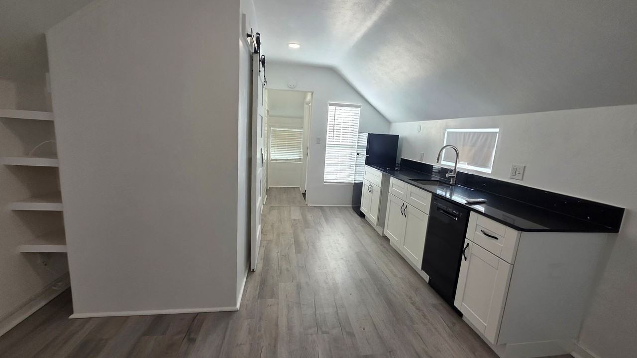 306 1/2 E Hughbert St #B - Photo 7 of 16