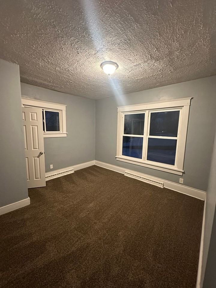 709 3rd St Se - Photo 3 of 12