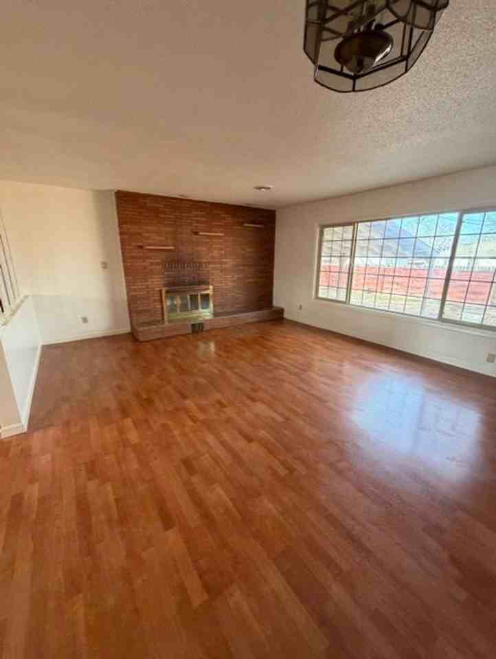 1032 Applewood St - Photo 2 of 20