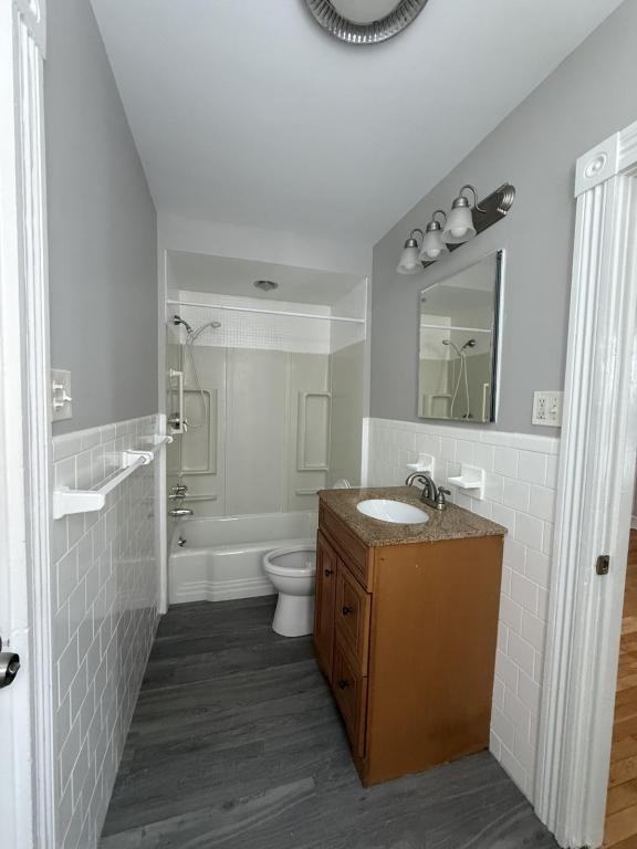 467 Middle St - Photo 3 of 17