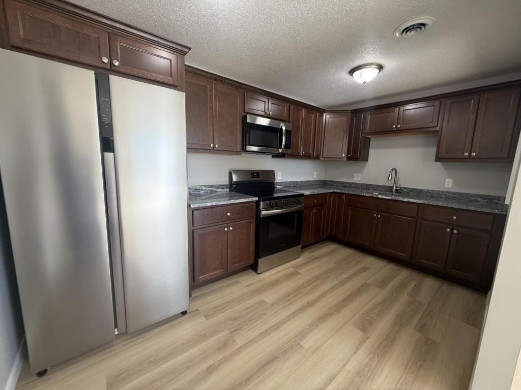 305 Newton St - Photo 7 of 10