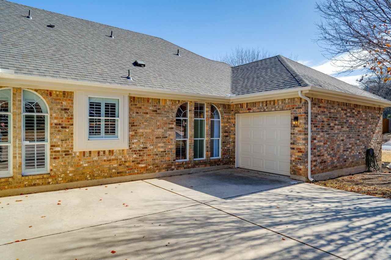 2916 Alsatia Dr - Photo 2 of 37