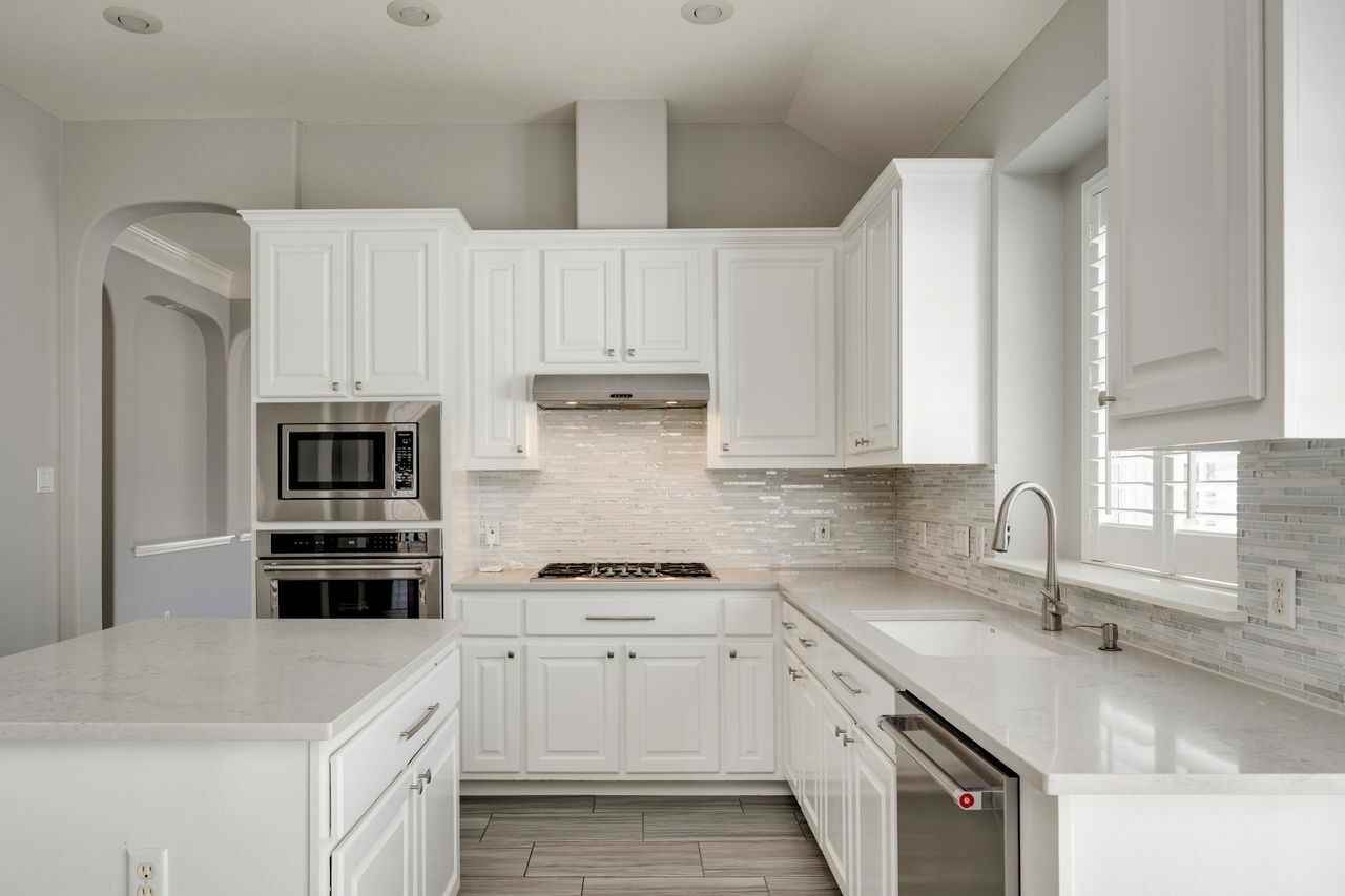 2916 Alsatia Dr - Photo 3 of 37