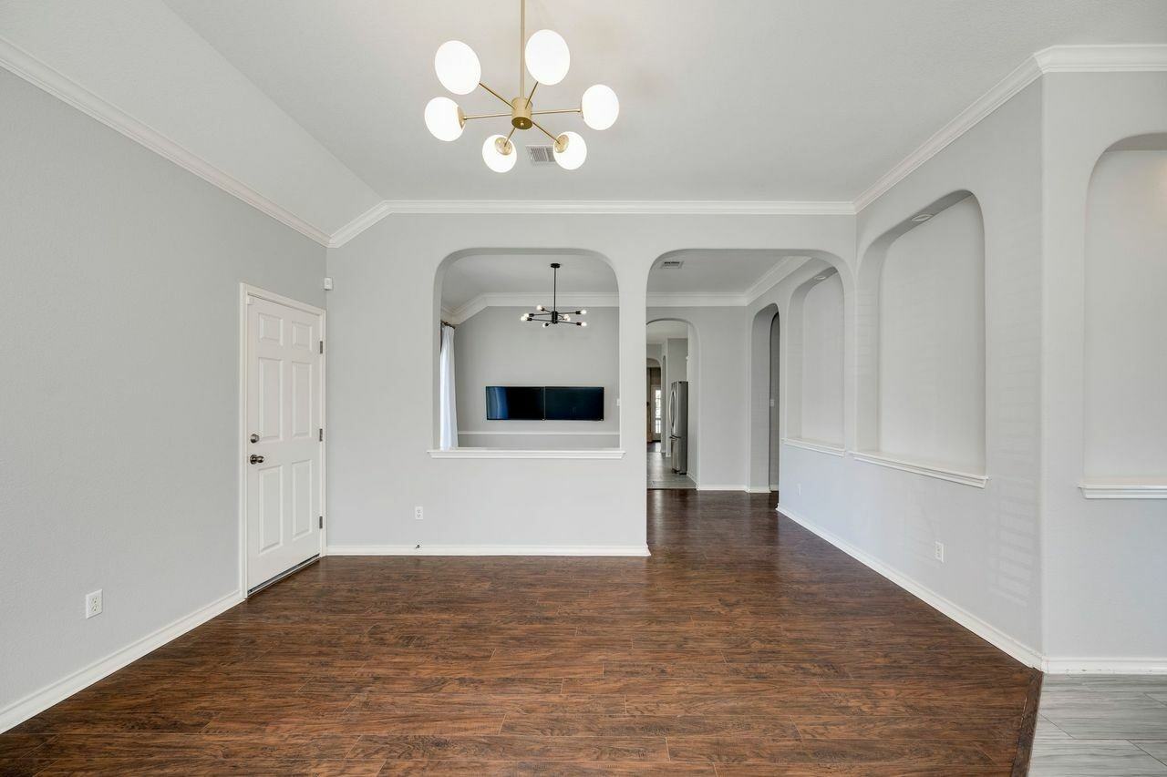 2916 Alsatia Dr - Photo 4 of 37