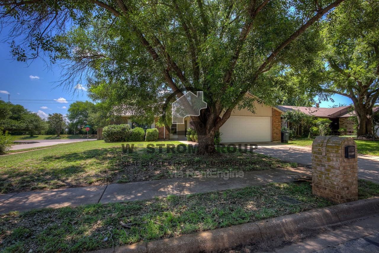 7801 Summerglen Rd - Photo 3 of 40