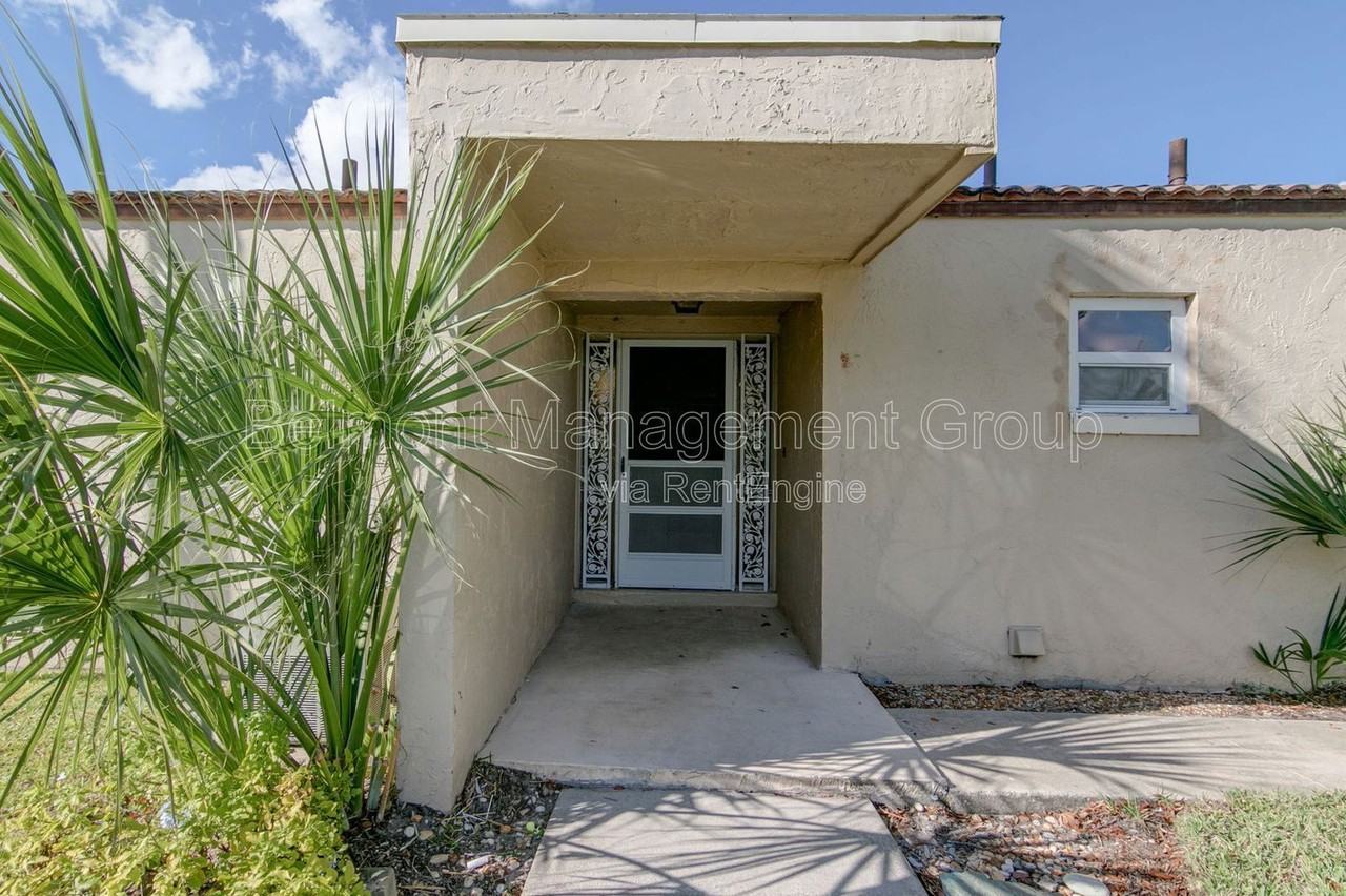 110 Madrid Dr - Photo 2 of 17