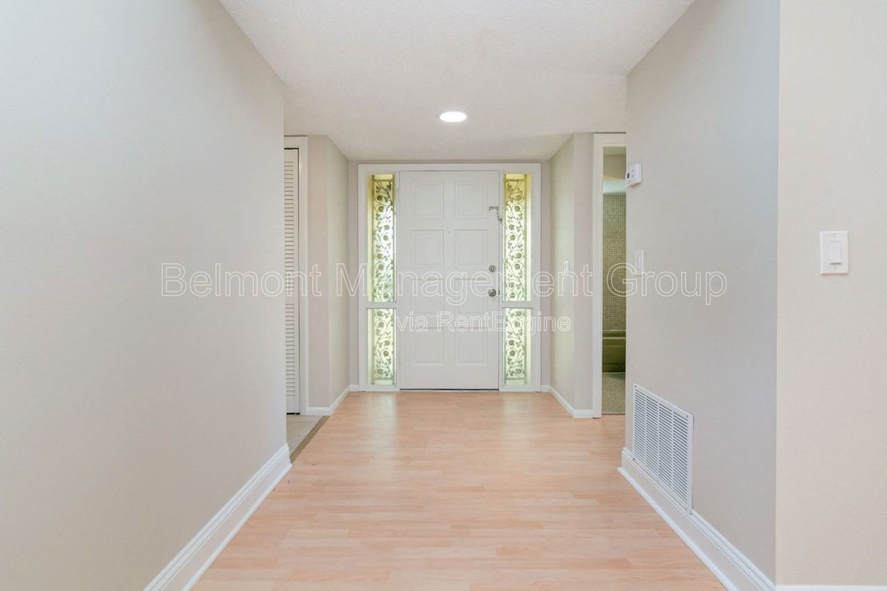 110 Madrid Dr - Photo 3 of 17