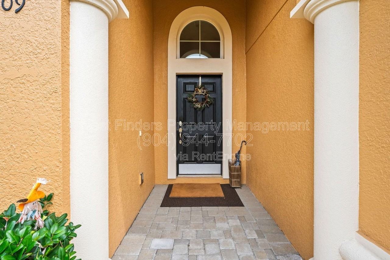 409 Los Caminos St - Photo 3 of 45