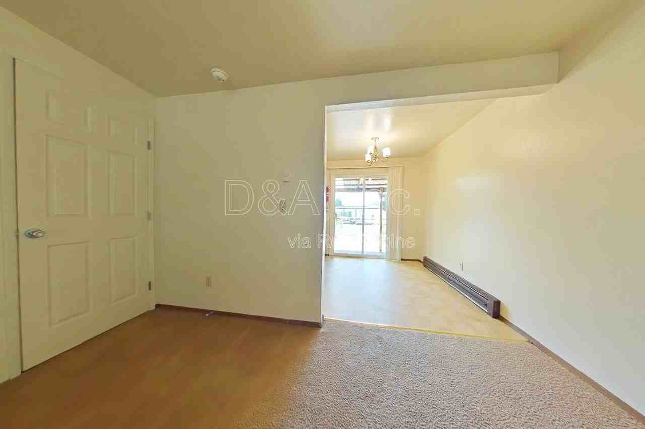 112 Ne Conifer Blvd #4 - Photo 3 of 9