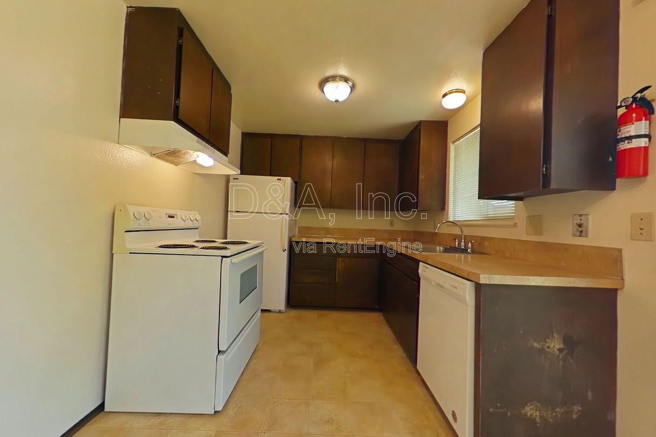 112 Ne Conifer Blvd #4 - Photo 4 of 9