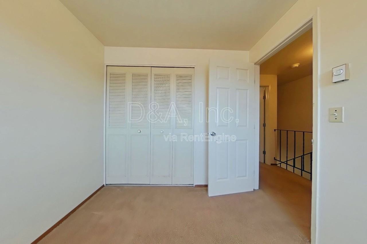 112 Ne Conifer Blvd #4 - Photo 5 of 9