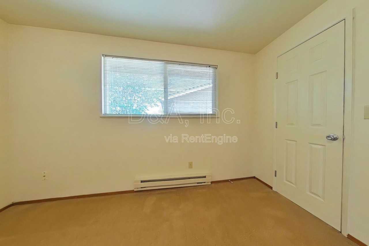 112 Ne Conifer Blvd #4 - Photo 6 of 9