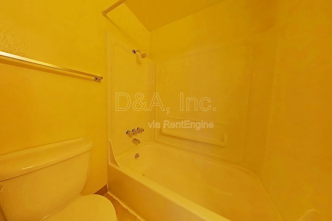 112 Ne Conifer Blvd #4 - Photo 7 of 9