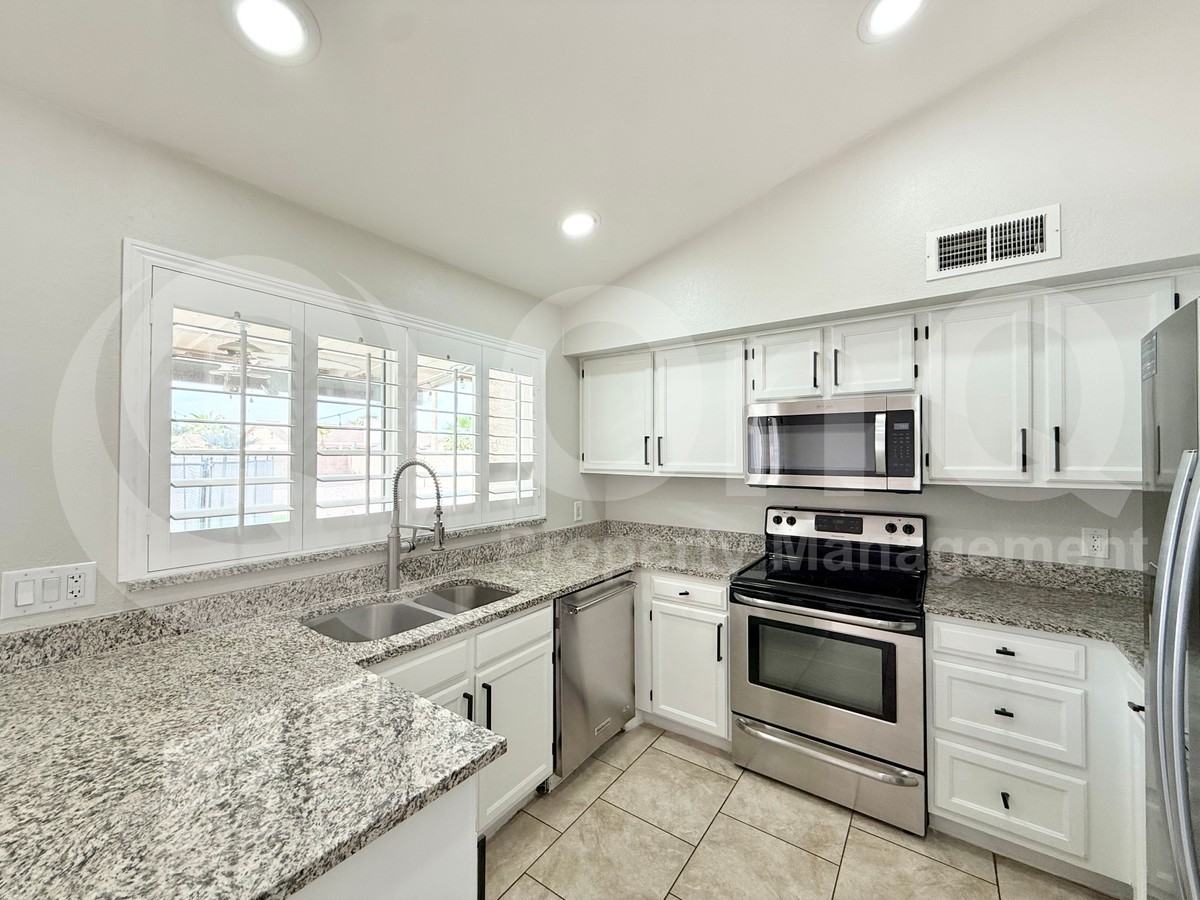 19028 N 8th Ave - Photo 4 of 24