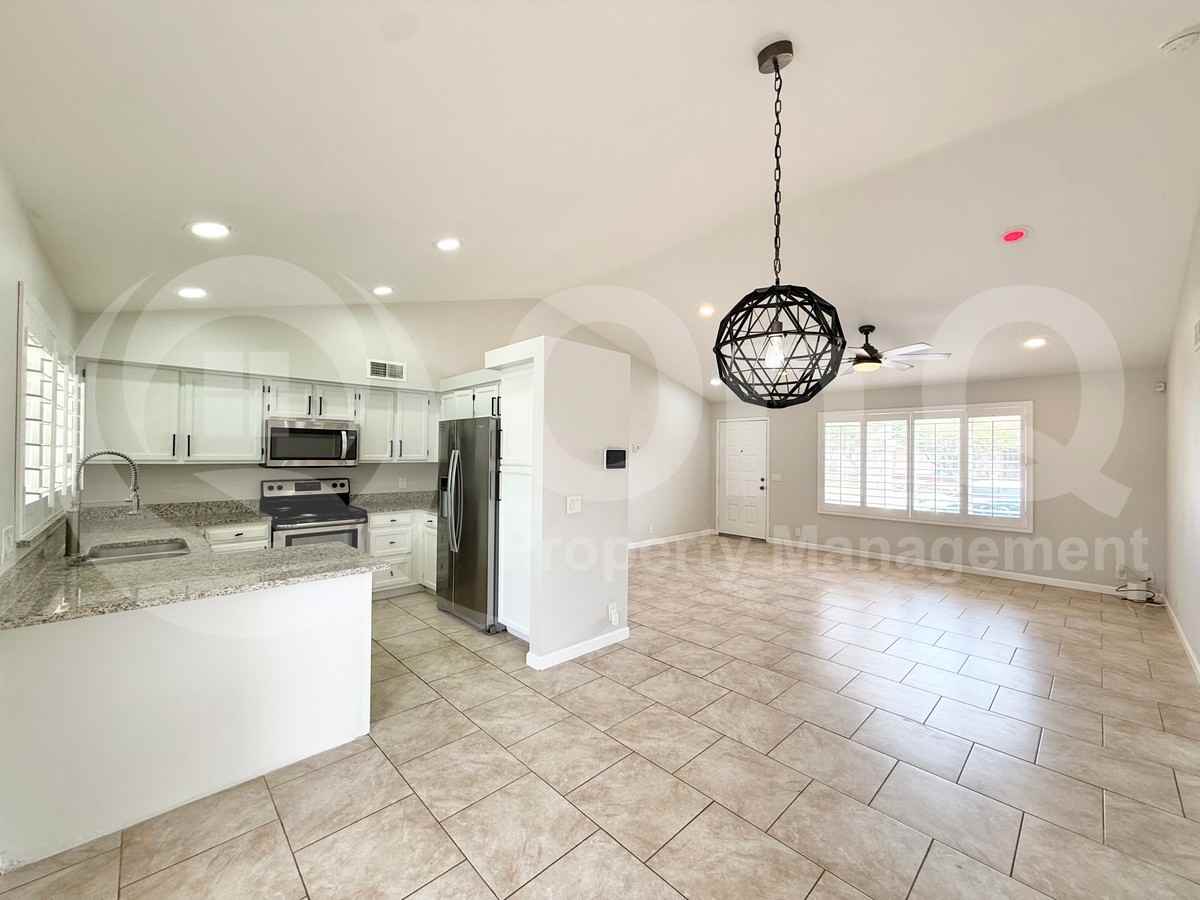 19028 N 8th Ave - Photo 6 of 24