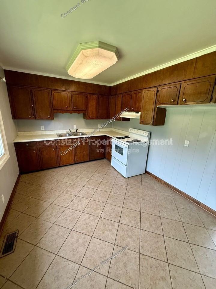 3343 Ohara Dr N - Photo 4 of 12