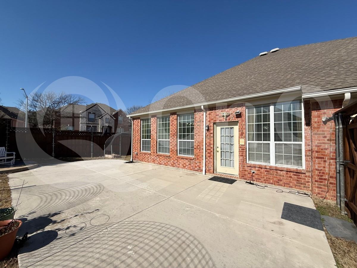 1020 Thorncliff Trl - Photo 2 of 5