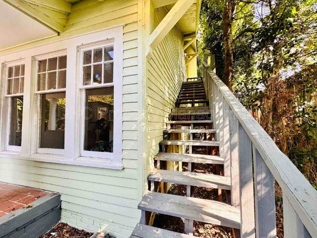 2207 Bell St #B - Photo 2 of 10