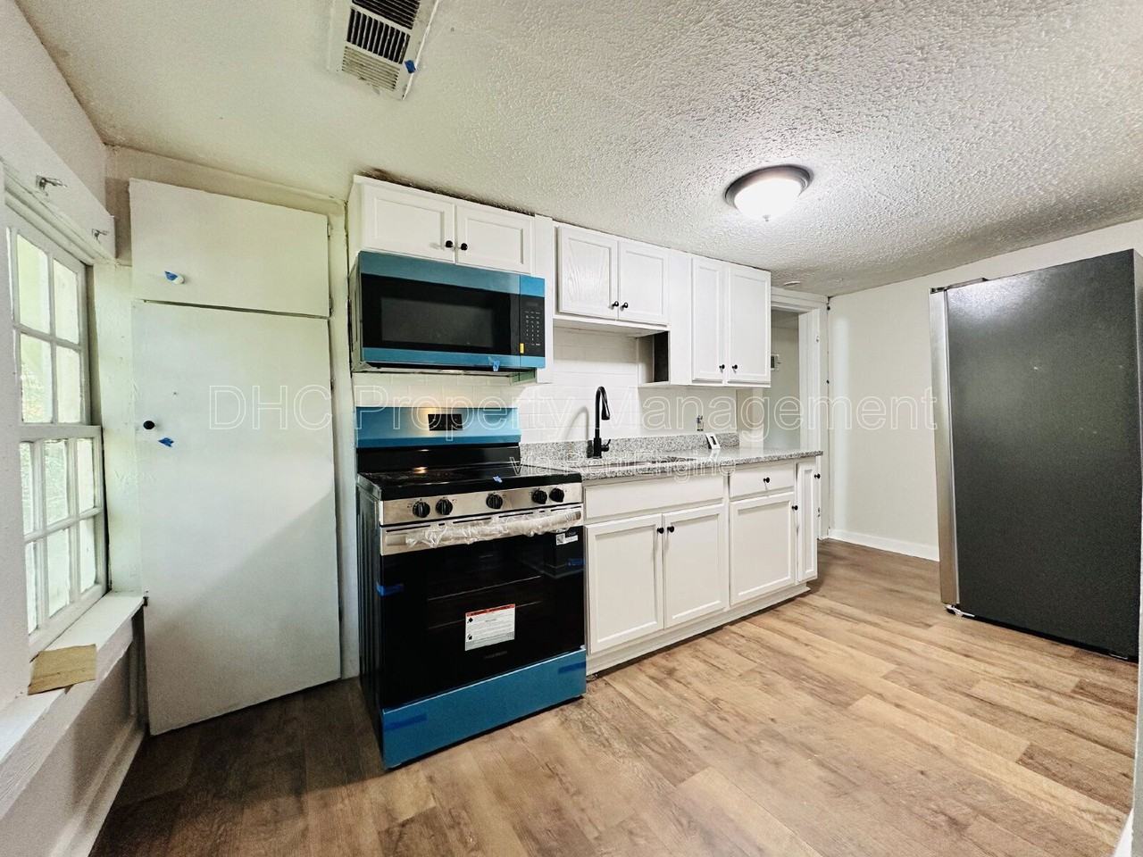 2207 Bell St #B - Photo 3 of 10