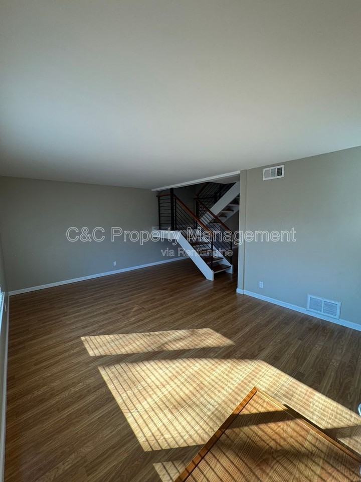 912 Sunnybrae Ln - Photo 3 of 11