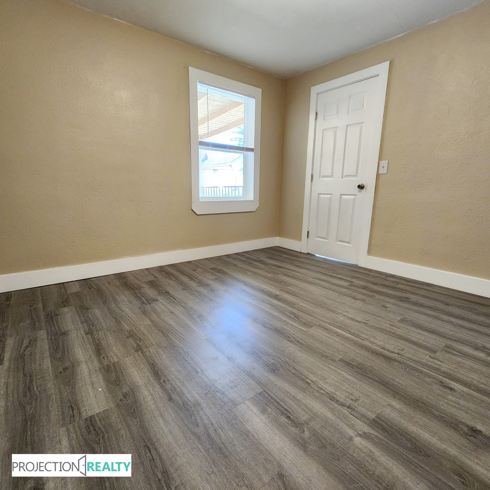 1538 Ne Dekum St - Photo 3 of 21