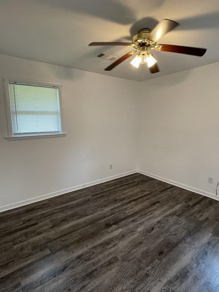 904 Warthen St - Photo 2 of 9