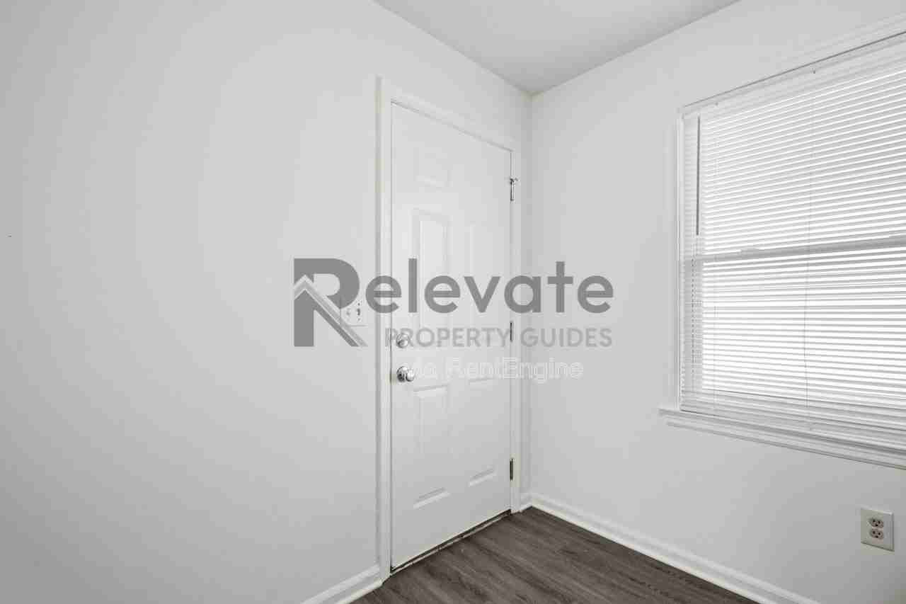 402 Dupuy Ave #B - Photo 5 of 17