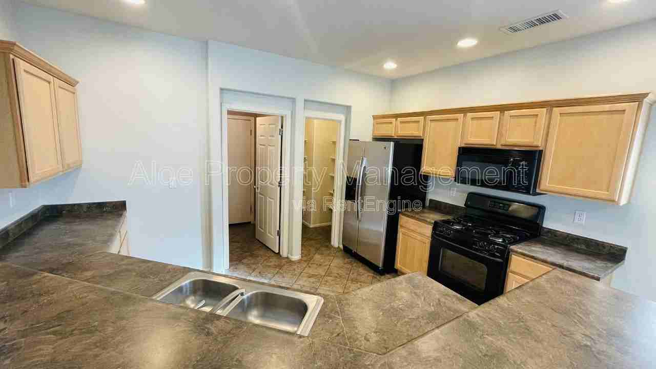 44577 W Yucca Ln - Photo 4 of 20